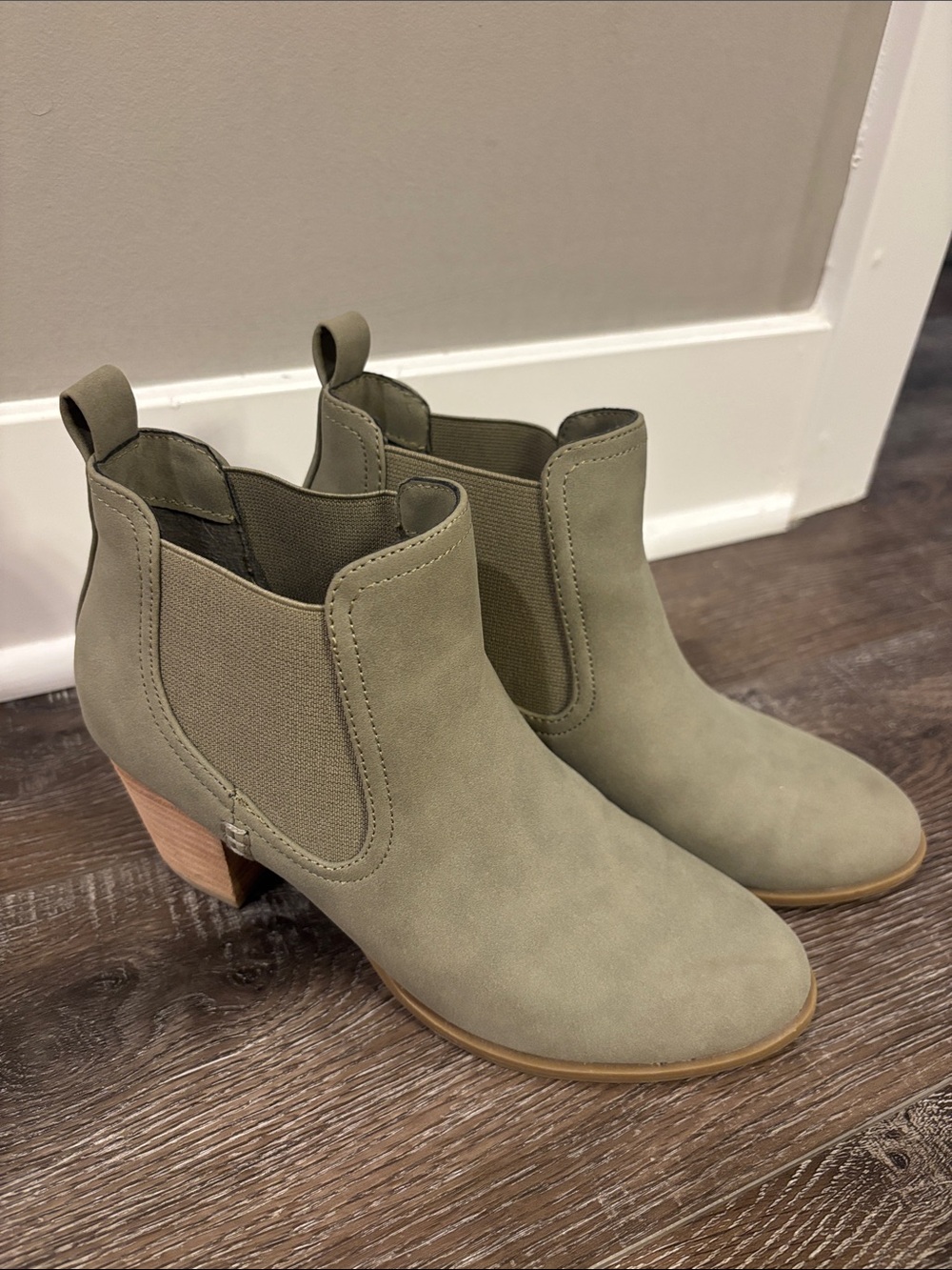 Olive Green Suede Dolce Vita Chelsea Ankle Boots Size 6.5
